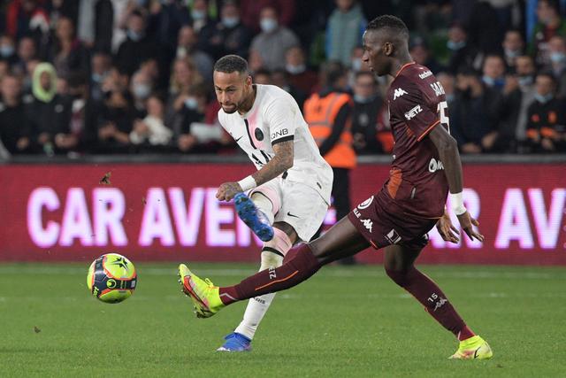 五大联赛本赛季最佳阵容 莱万搭档萨拉赫冲锋陷阵